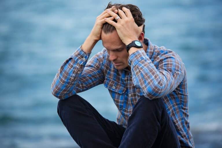 Hoofdpijn door stress (oorzaken, signalen + oplossingen)