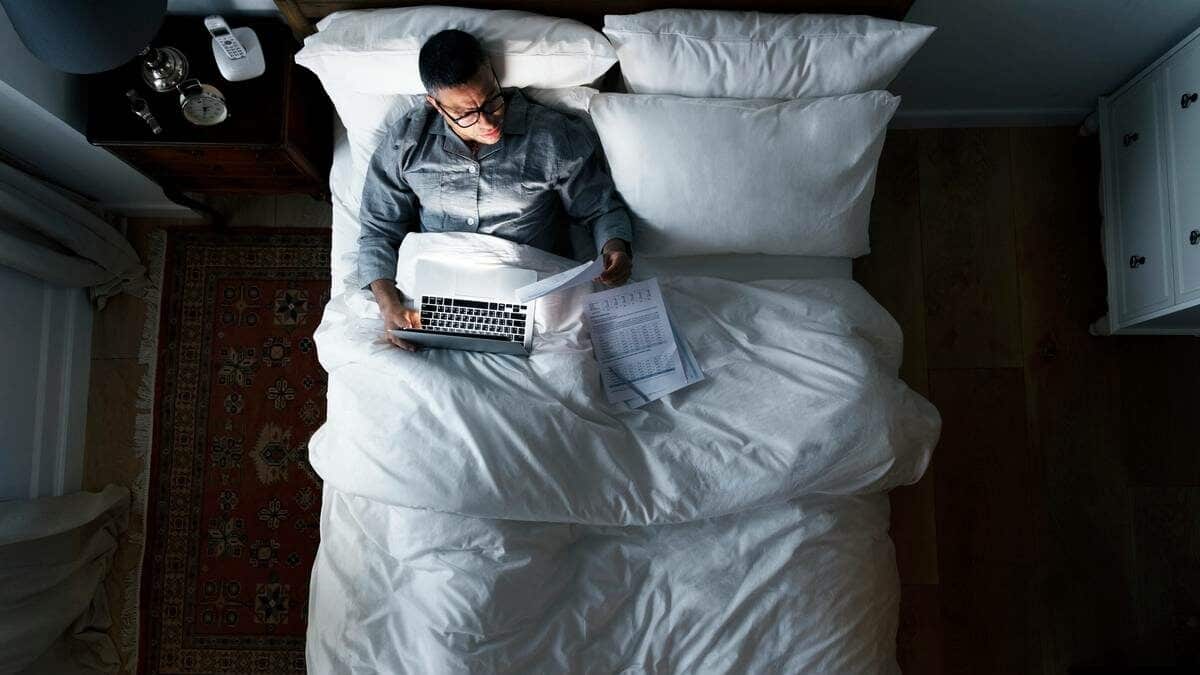 niet kunnen slapen door stress kan een signaal zijn van beginnende burn-out